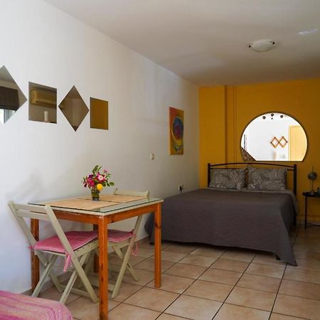 Cosy Guest House With Private Yard Saronida Bagian luar foto