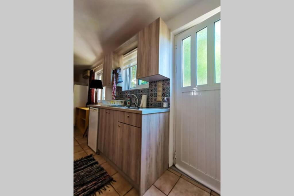 Cosy Guest House With Private Yard Saronida Bagian luar foto