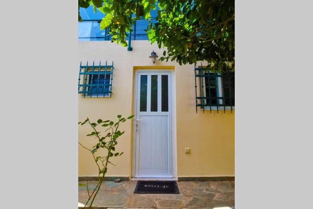Cosy Guest House With Private Yard Saronida Bagian luar foto