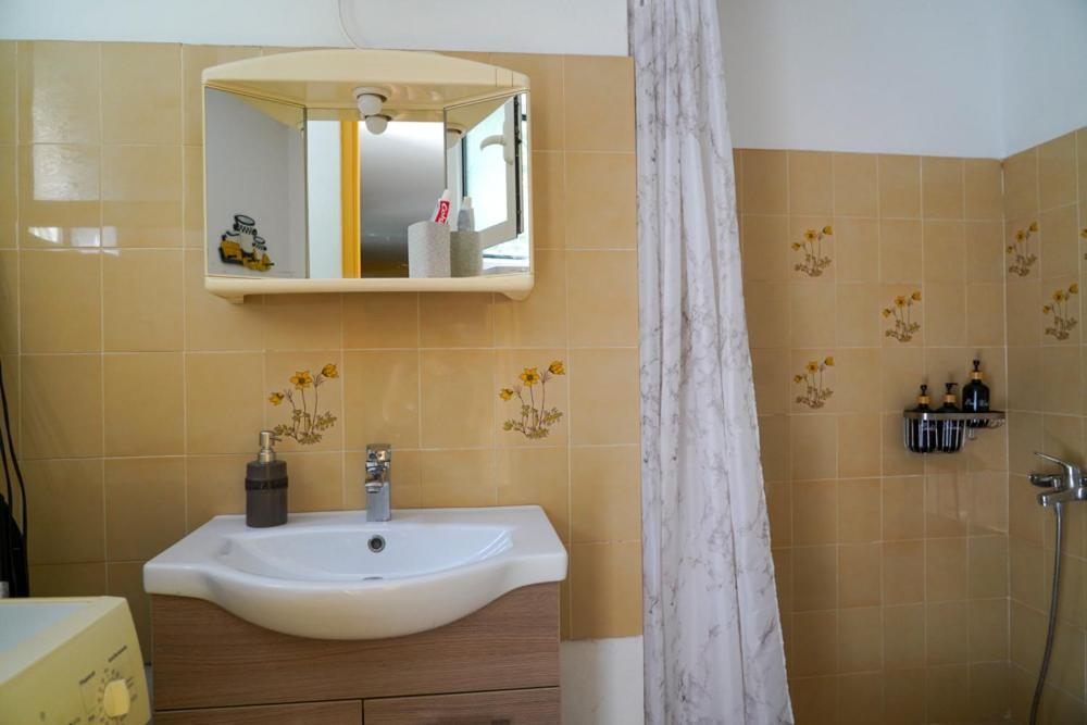 Cosy Guest House With Private Yard Saronida Bagian luar foto