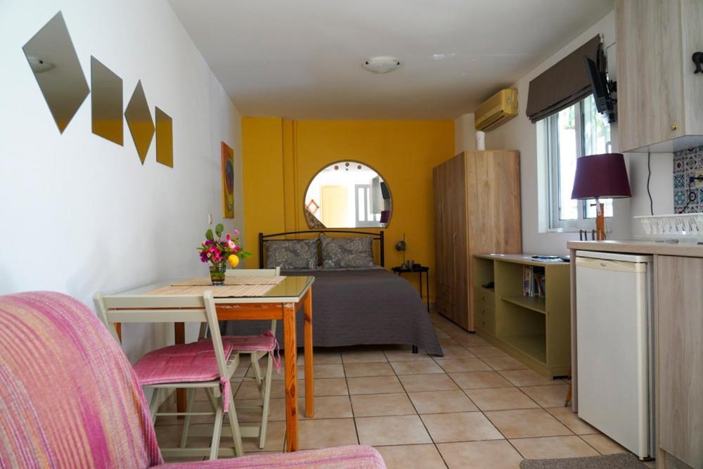 Cosy Guest House With Private Yard Saronida Bagian luar foto